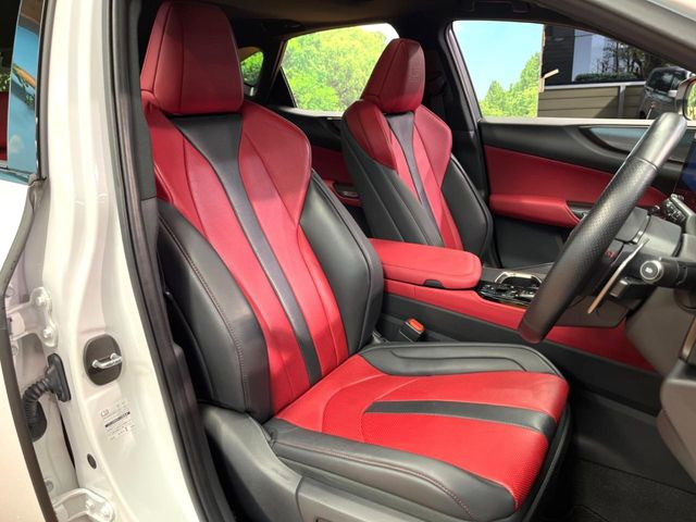 【本革シート】上質な本革を使用し、高級感あふれる本革シート。常に体に触れる部分だから、座り心地の良さにはこだわりたいですね♪汚れの付着や劣化を抑制する内装コーティング施工もおススメですよ♪