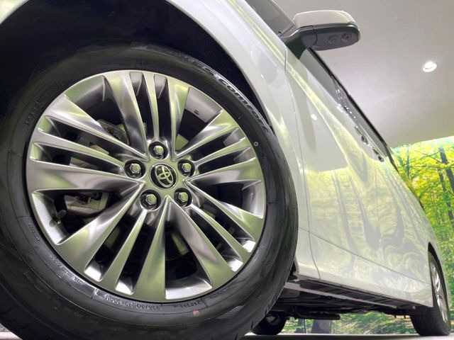 【純正18インチアルミホイール】外観にマッチした純正アルミホイールを装着しております。各種社外アルミホイールや、スタッドレスタイヤも取扱いしております。是非ご相談ください♪