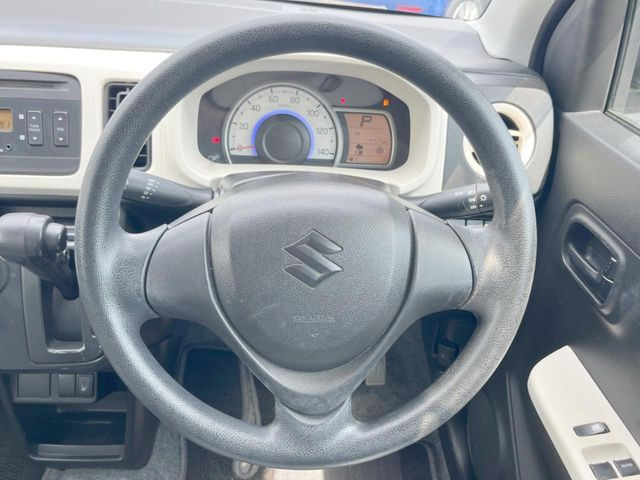 �C���e���A�ɍ��킹���f�U�C���̃X�e�A�����O�́A�^�]�������̂��Ƃ��l���A�^�]���₷���`��A�傫���ł��B�����x�A���ۂɐG���Ă��m���߂��������B