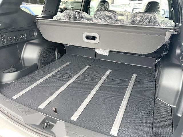 ���i�̂���������ʋ΁A���}���ɏ\���ȉ׎��X�y�[�X���m�ۂ��Ă���܂��B�Z�J���h�V�[�g��|���ƁA�傫�ȉו��̐ύڂ��\�ł���