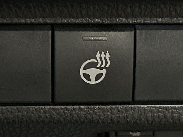 【ステアリングヒーター】冬場に冷たくなりやすい革巻きステアリングを、スイッチ一つで素早く適温に!エアコンよりも早く温まってくれるので、寒い日の運転も快適になりますね♪