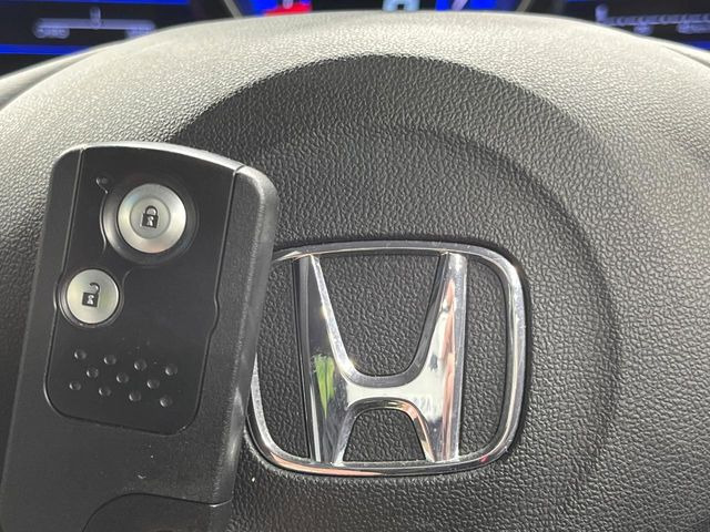 �yHonda�X�}�[�g�L�[�z�J�o����|�P�b�g�ɓ��ꂽ�܂܂ł��h�A�̎{���E�������\�ȃX�}�[�g�L�[�𑕔��B�G���W���̃I���E�I�t�����J�M�����o���K�v����������Ƃ��Ă��֗��ł���