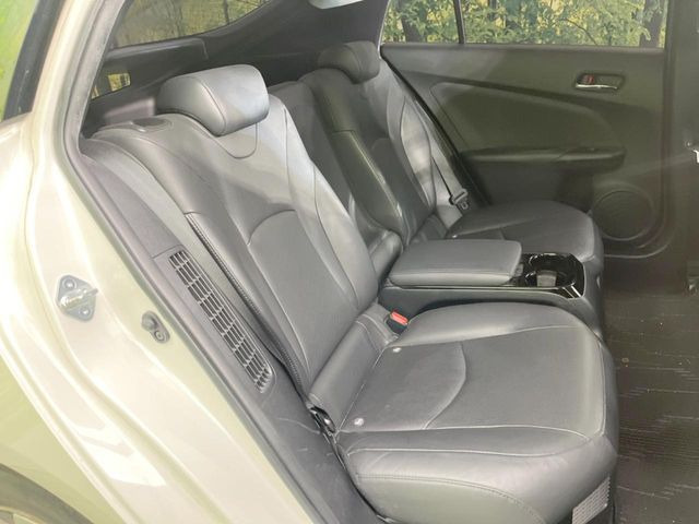 後部座席も気になるようなキズ・汚れやへたり等、大きなダメージはなく、良好な状態です。