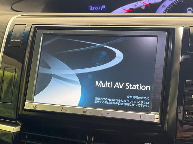 【メーカー純正8型ナビ】インテリアに溶け込むスタイリッシュな「専用設計」メーカーナビを装備♪視認性や操作性など基本性能にも優れ、より上質なカーライフをお楽しみいただけます。