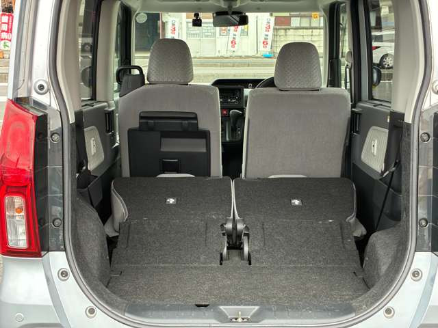 後部座席を倒していただければ、よりたくさんのお荷物も積みこむことも可能です。