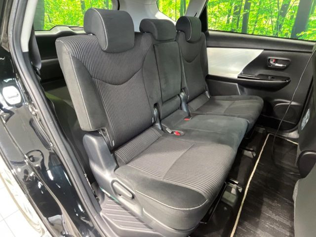 後部座席も気になるようなキズ・汚れやへたり等、大きなダメージはなく、良好な状態です。