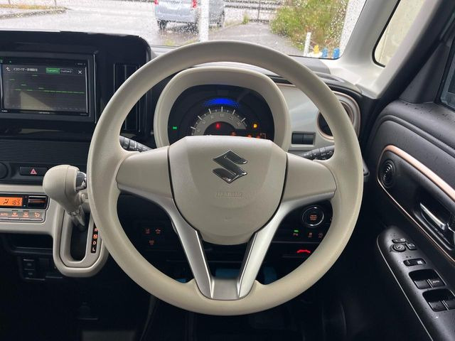 �C���e���A�ɍ��킹���f�U�C���̃X�e�A�����O�́A�^�]�������̂��Ƃ��l���A�^�]���₷���`��A�傫���ł��B�����x�A���ۂɐG���Ă��m���߂��������B