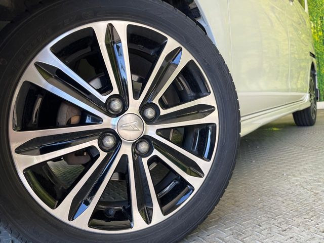 �y����15�C���`�A���~�z�C�[���z�O�ςɃ}�b�`���������A���~�z�C�[���𑕒����Ă���܂��B�e��ЊO�A���~�z�C�[����A�X�^�b�h���X�^�C�����戵�����Ă���܂��B���񂲑��k����������