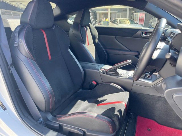 【ハーフレザーシート】高級感と座り心地を両立した人気のシート♪背面・座面はスエード調となっており、肌触りや滑りにくさに優れています。気温や服装に左右されず快適にお乗りいただけます。