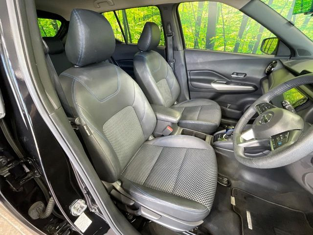 【ハーフレザーシート】高級感と座り心地を両立した人気のシート♪背面・座面のファブリック素材は、通気性の良さや滑りにくさに優れています。気温や服装に左右されず快適にお乗りいただけます。