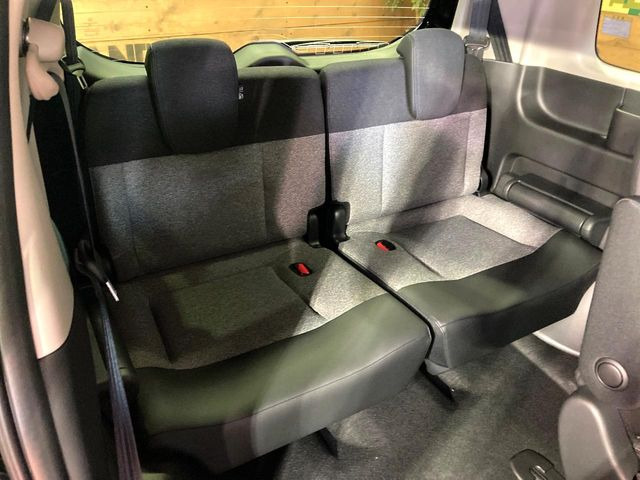 床下収納式のサードシートです。座席部分をコンパクトに収納でき、広大な荷室スペースとしてお使いいただけます!乗車人数や荷物の量など利用シーンに合わせて3列目を有効活用でき、とっても便利♪