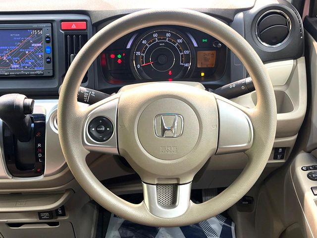 �C���e���A�ɍ��킹���f�U�C���̃X�e�A�����O�́A�^�]�������̂��Ƃ��l���A�^�]���₷���`��A�傫���ł��B�����x�A���ۂɐG���Ă��m���߂��������B