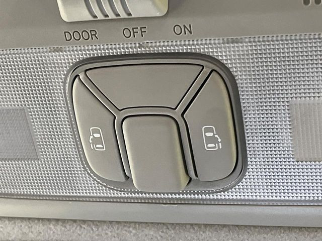 【両側パワースライドドア】スマートキーや運転席のスイッチで後席両側スライドドアの開閉が可能♪電動だから力を入れてドアを開ける必要が無く、小さなお子様でも簡単に開け閉めでき快適です♪