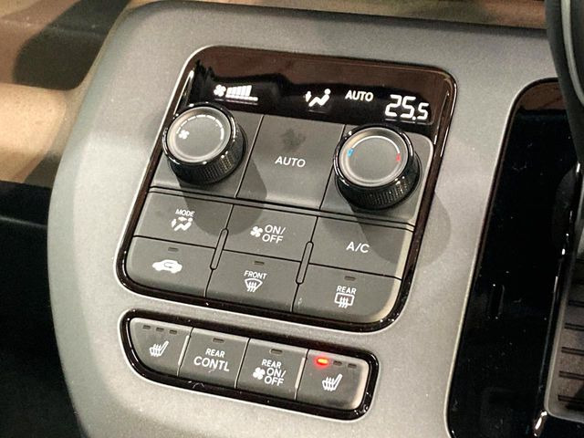 【左右独立型フルオートエアコン】運転席と助手席でそれぞれお好みの温度に設定可能。同乗者にも配慮した、快適な空調をお届け致します。