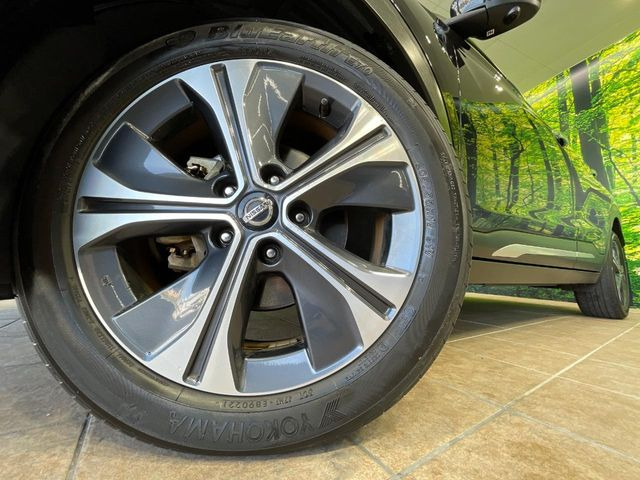 【純正17インチアルミホイール】外観にマッチした純正アルミホイールを装着しております。各種社外アルミホイールや、スタッドレスタイヤも取扱いしております。是非ご相談ください♪