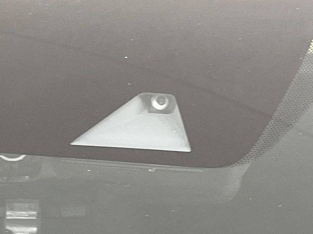 【インテリジェントエマージェンシーブレーキ】フロントカメラで前方の車両や歩行者を検知。衝突しそうな時は衝突被害軽減ブレーキが作動、衝突回避をサポート。より安全にドライブをお楽しみいただけます。