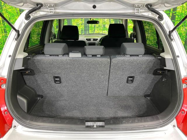 ���i�̂���������ʋ΁A���}���ɏ\���ȉ׎��X�y�[�X���m�ۂ��Ă���܂��B�Z�J���h�V�[�g��|���ƁA�傫�ȉו��̐ύڂ��\�ł���