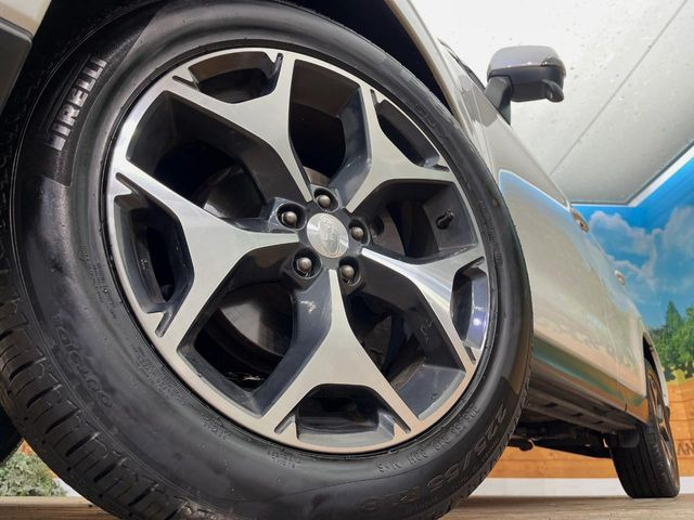 �y����18�C���`�A���~�z�C�[���z�O�ςɃ}�b�`���������A���~�z�C�[���𑕒����Ă���܂��B�e��ЊO�A���~�z�C�[����A�X�^�b�h���X�^�C�����戵�����Ă���܂��B���񂲑��k����������