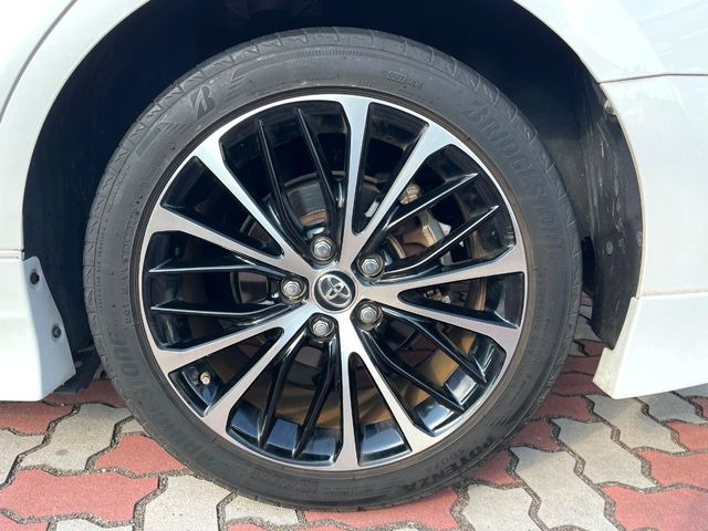 �y����18�C���`�A���~�z�C�[���z�O�ςɃ}�b�`���������A���~�z�C�[���𑕒����Ă���܂��B�e��ЊO�A���~�z�C�[����A�X�^�b�h���X�^�C�����戵�����Ă���܂��B���񂲑��k����������