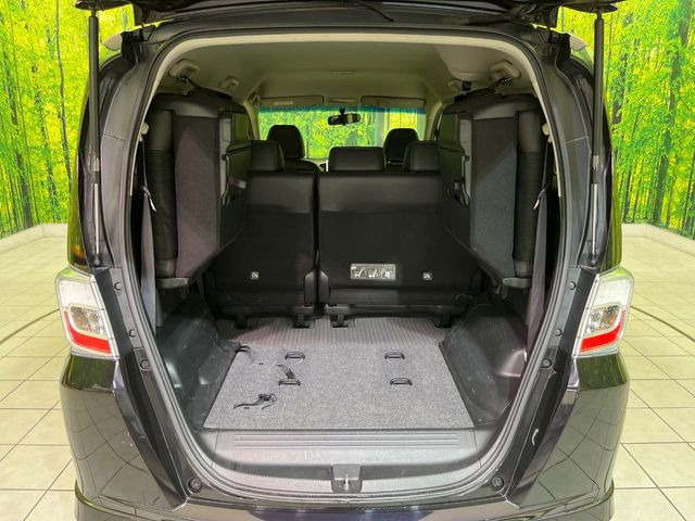 ���i�̂���������ʋ΁A���}���ɏ\���ȉ׎��X�y�[�X���m�ۂ��Ă���܂��B�Z�J���h�V�[�g��|���ƁA�傫�ȉו��̐ύڂ��\�ł���