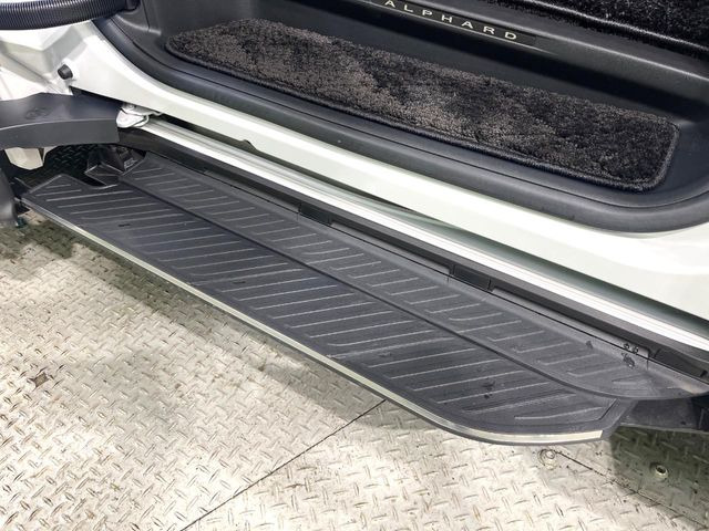 メーカーオプションの【ユニバーサルステップ】を装備。スライドドアと連動したステップにより、小さなお子様の乗り降りがし易くなります♪