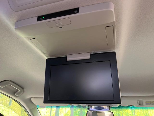 【フリップダウンモニター】大画面モニターで後席でもエンタメをお楽しみいただけます。小さなお子様にも大人気の装備です♪