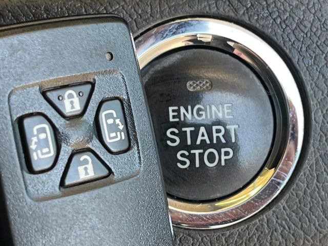 �y�X�}�[�g�L�[�z�J�o����|�P�b�g�ɓ��ꂽ�܂܂ł��h�A�̎{���E�������\�ȃX�}�[�g�L�[�𑕔��B�G���W���̃I���E�I�t�����J�M�����o���K�v����������Ƃ��Ă��֗��ł���