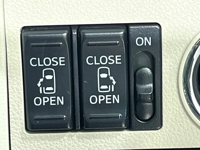 【両側パワースライドドア】スマートキーや運転席のスイッチで後席両側スライドドアの開閉が可能♪電動だから力を入れてドアを開ける必要が無く、小さなお子様でも簡単に開け閉めでき快適です♪