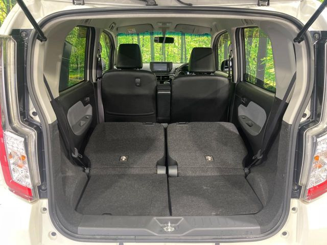 ���i�̂���������ʋ΁A���}���ɏ\���ȉ׎��X�y�[�X���m�ۂ��Ă���܂��B�Z�J���h�V�[�g��|���ƁA�傫�ȉו��̐ύڂ��\�ł���