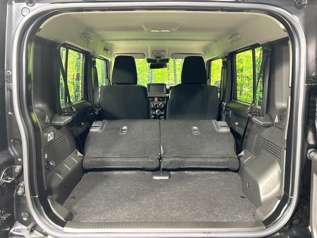 ���i�̂���������ʋ΁A���}���ɏ\���ȉ׎��X�y�[�X���m�ۂ��Ă���܂��B�Z�J���h�V�[�g��|���ƁA�傫�ȉו��̐ύڂ��\�ł���