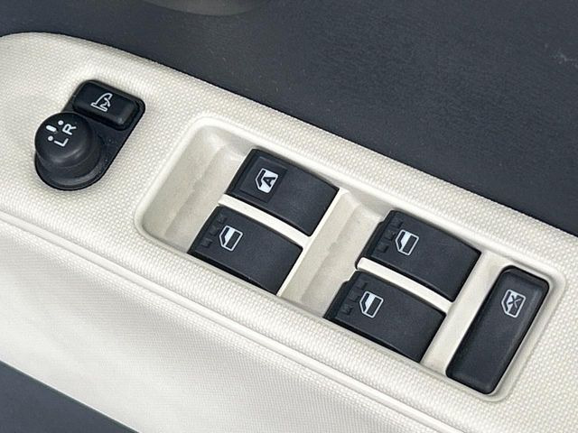 �y�d���i�[�~���[�z�T�C�h�~���[�͓d���i�[���ƂȂ��Ă���A�������ԏ�ł��L�Y�������X�N��}�����܂��B