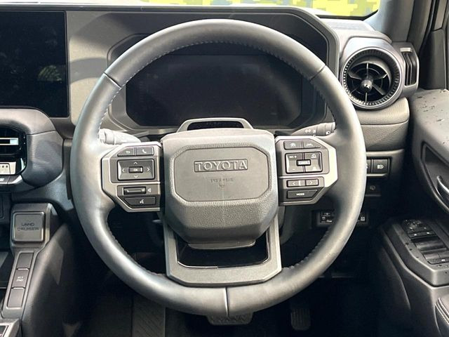 �C���e���A�ɍ��킹���f�U�C���̃X�e�A�����O�́A�^�]�������̂��Ƃ��l���A�^�]���₷���`��A�傫���ł��B�����x�A���ۂɐG���Ă��m���߂��������B