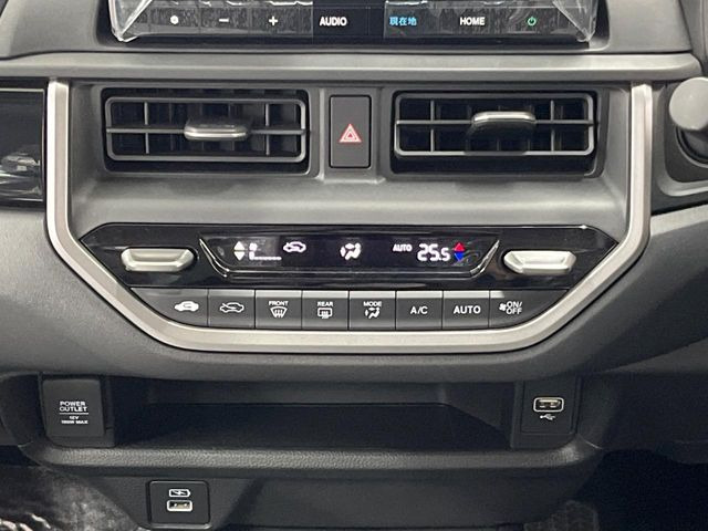 【オートエアコン】一度お好みの温度に設定すれば、車内の温度を検知し風量や温度を自動で調整。暑い&hellip;寒い&hellip;と何度もスイッチ操作をする必要はありません。快適な車内空間には必須の機能ですね♪