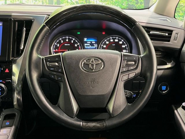 インテリアに合わせたデザインのステアリングは、運転される方のことも考え、運転しやすい形状、大きさです。是非一度、実際に触ってお確かめください。