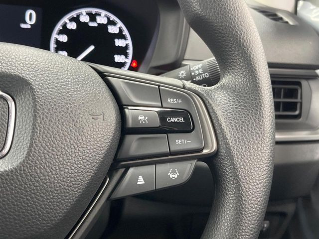 【レーダークルーズコントロール】高速道路での長距離走行が楽に!!自動で速度を保つクルーズコントロールが、衝突軽減システムと連携し、前方の車両を感知して車間を保つように速度調節してくれます!!