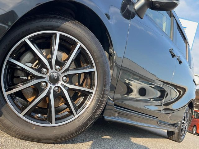 【15インチアルミホイール】外観にマッチしたアルミホイールを装着しております。各種アルミホイールや、スタッドレスタイヤも取扱いしております。是非ご相談ください♪