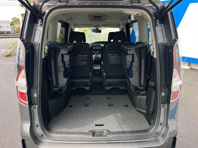 普段のお買い物や通勤、送迎等に十分な荷室スペースを確保しております。セカンドシートを倒すと、大きな荷物の積載も可能です♪