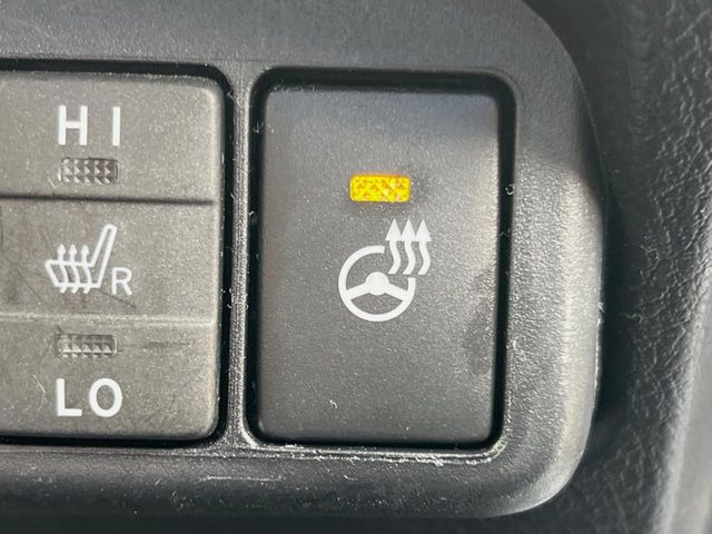 【ステアリングヒーター】冬場に冷たくなりやすい革巻きステアリングを、スイッチ一つで素早く適温に!エアコンよりも早く温まってくれるので、寒い日の運転も快適になりますね♪