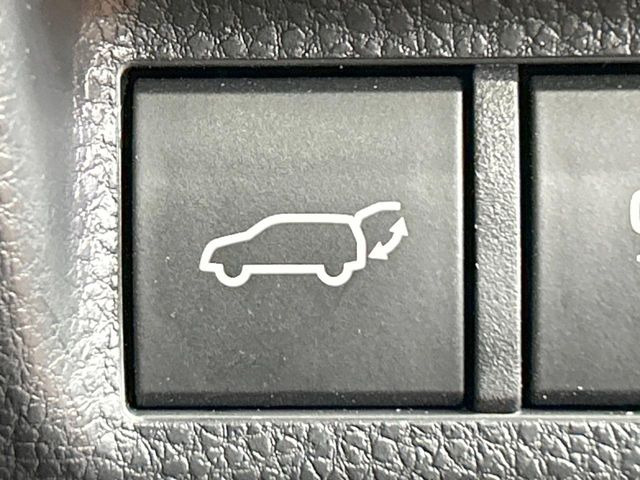 【ハンズフリーパワーバックドア】リアバンパー下部に足先を出し入れするだけでバックドアが自動で開閉♪両手が荷物でふさがっている時でもラクラク開閉操作が行えます!