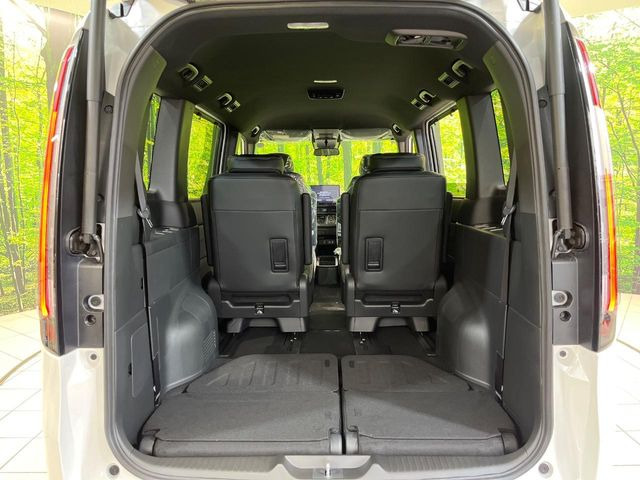 ���i�̂���������ʋ΁A���}���ɏ\���ȉ׎��X�y�[�X���m�ۂ��Ă���܂��B�Z�J���h�V�[�g��|���ƁA�傫�ȉו��̐ύڂ��\�ł���