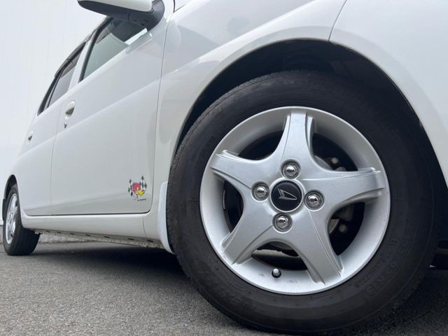 �y����13�C���`�A���~�z�C�[���z�O�ςɃ}�b�`���������A���~�z�C�[���𑕒����Ă���܂��B�e��ЊO�A���~�z�C�[����A�X�^�b�h���X�^�C�����戵�����Ă���܂��B���񂲑��k����������