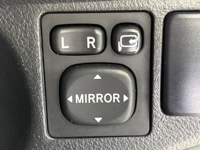 �y�d���i�[�~���[�z�T�C�h�~���[�͓d���i�[���ƂȂ��Ă���A�������ԏ�ł��L�Y�������X�N��}�����܂��B