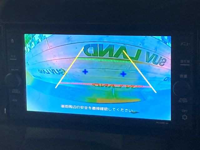 【バックカメラ】駐車時に後方がリアルタイム映像で確認できます。大型商業施設や立体駐車場での駐車時や、夜間のバック時に大活躍!運転スキルに関わらず、今や必須となった装備のひとつです!