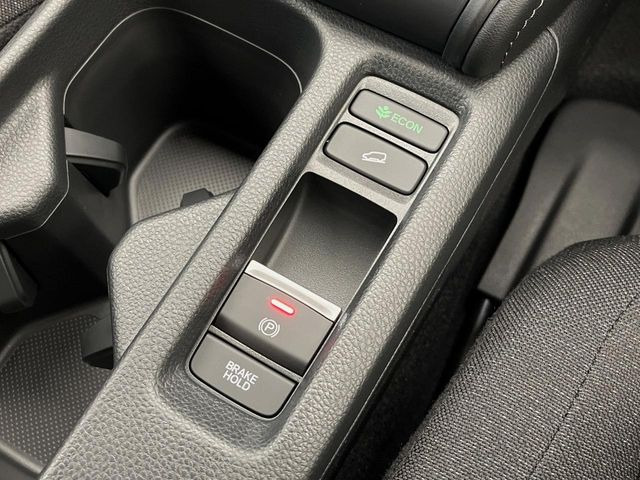 【電動パーキングブレーキ】パーキングブレーキは便利な電動式!ボタン一つで操作でき、アクセルを踏めば自動で解除されます♪レバーやペダルが無いので運転席廻りもすっきりしますね♪