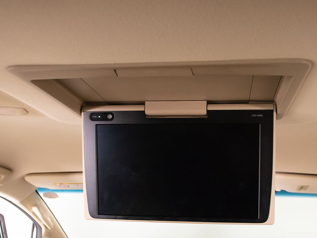 後席フリップダウンモニター装備!後席の方も一緒にご覧になれます!ドライブも大勢で楽しく行けますね!