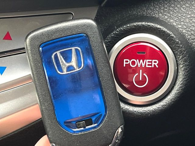 �yHonda�X�}�[�g�L�[�z�J�o����|�P�b�g�ɓ��ꂽ�܂܂ł��h�A�̎{���E�������\�ȃX�}�[�g�L�[�𑕔��B�G���W���̃I���E�I�t�����J�M�����o���K�v����������Ƃ��Ă��֗��ł���