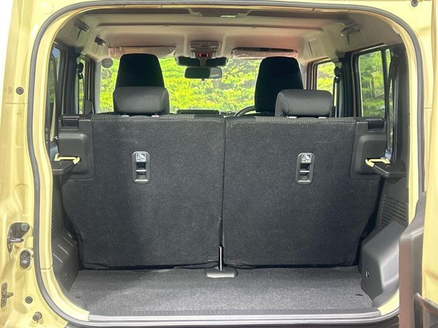 普段のお買い物や通勤、送迎等に十分な荷室スペースを確保しております。セカンドシートを倒すと、大きな荷物の積載も可能です♪