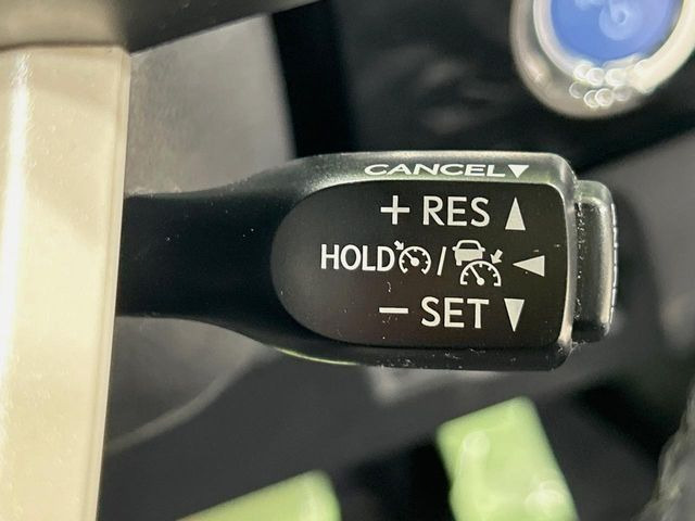 【レーダークルーズコントロール】高速道路での長距離走行が楽に!!自動で速度を保つクルーズコントロールが、衝突軽減システムと連携し、前方の車両を感知して車間を保つように速度調節してくれます!!