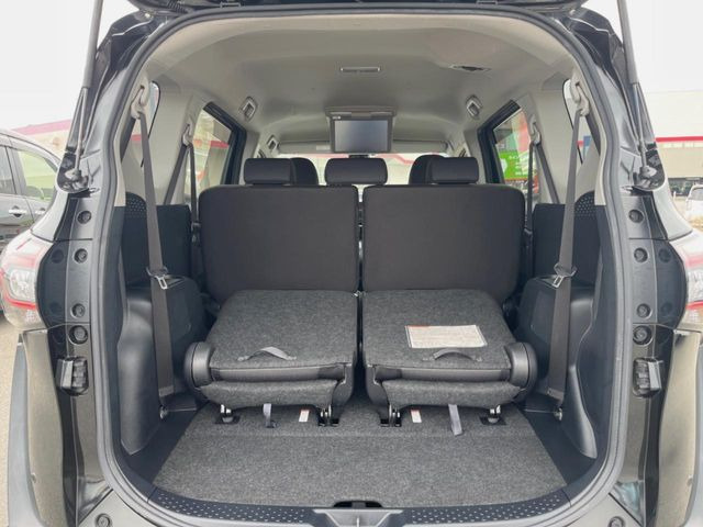 ラゲッジルームは、大容量のスペースを確保。普段のお買い物からレジャーまで、幅広く活躍してくれます!また、リアシートを倒すことでバリエーション豊かにお使いいただけます。