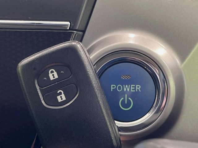 【スマートキー】カバンやポケットに入れたままでもドアの施錠・解錠が可能なスマートキーを装備。エンジンのオン・オフ時もカギを取り出す必要が無いからとっても便利です♪